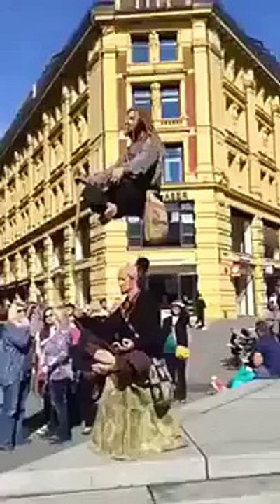 böle bi ilizyon gösterisi yok  izleyin