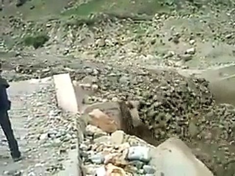 böle dogal bi afet görmediniz tasşlar sel gibi akıyor