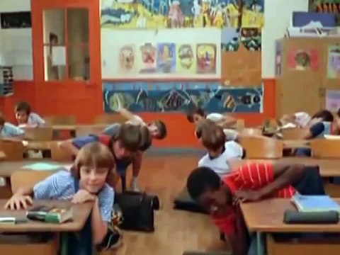 дети заглядывают под юбку в школе children look under skirt at school