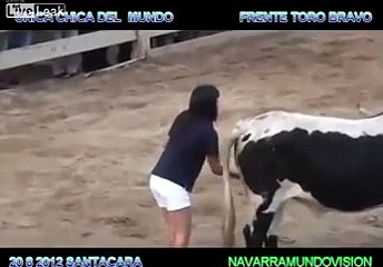 Cesur Kız Boğayı Bakın Nasıl Sakinleştiriyor