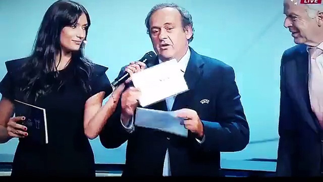 Luis Suárez miró trasero de simpática presentadora en plena premiación (VIDEO)