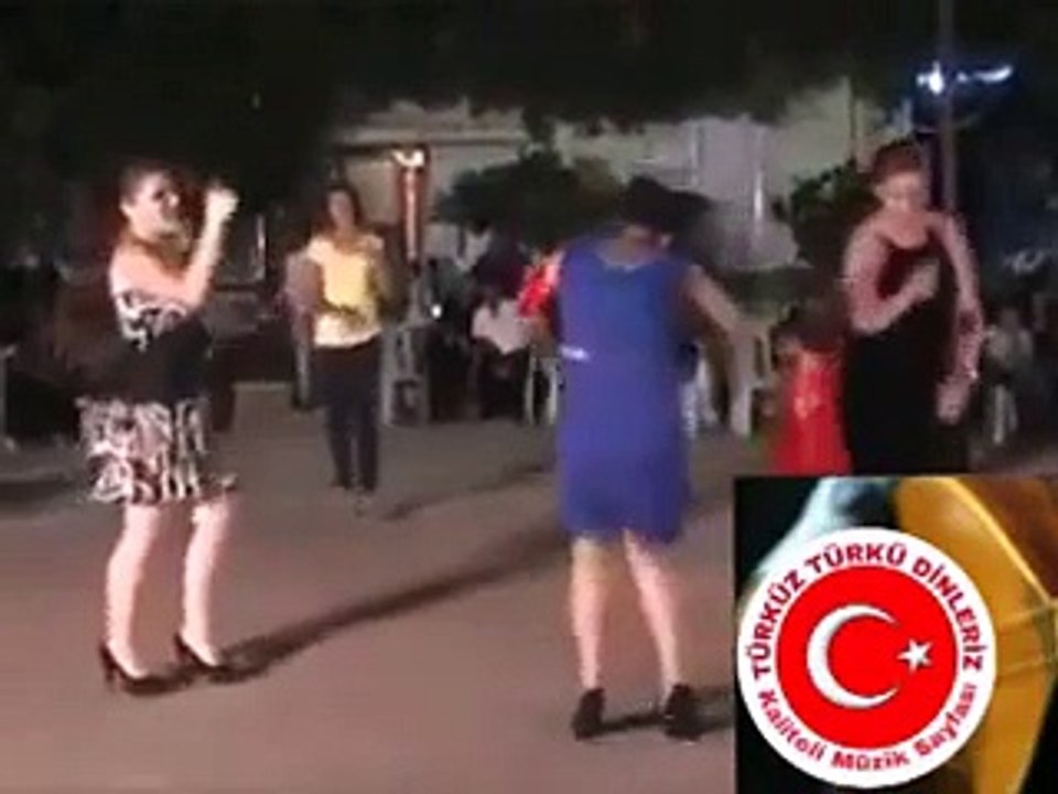 dügünde süper cifte telli oynuyan kadınlar
