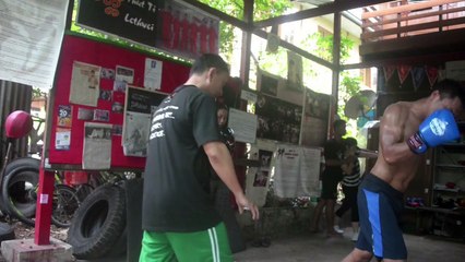 النساء البورميات يقبلن على لعبة قتالية تقليدية عنيفة