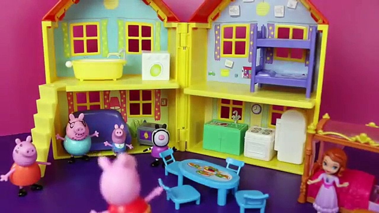 Peppa Pig and Sofia The First SLEEPOVER!!! Slumber Party Zoe Zebra Royal Bed DisneyCarToys 0