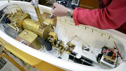 modélisme chaloupe à vapeur chauffée au charbon
