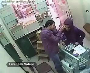 Women Robbed Gold from shop in seconds