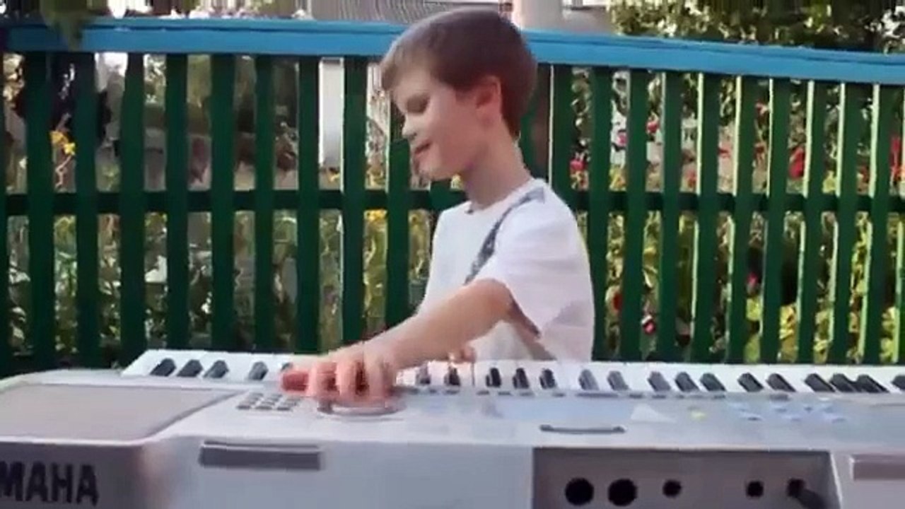 ЛАСКОВЫЙ МАЙ ЖИВ ! ВОТ ОН ! В ЛИЦЕ СЛЕПОГО МАЛЬЧИКА Маленьки