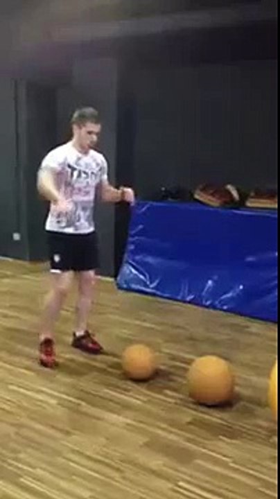 Muay Thai fighter has an Unbelievable balance! Must see! (FITNESS & YOGA)