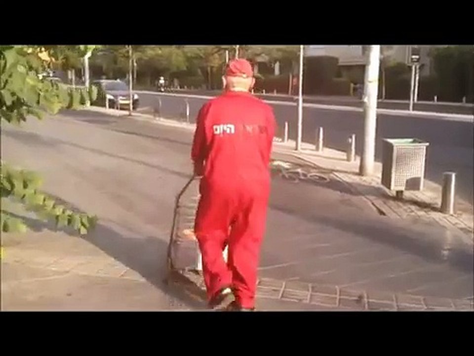 פעיל השמאל הקיצוני, איליאן מרשק פוגע במחלק עיתונים זקן