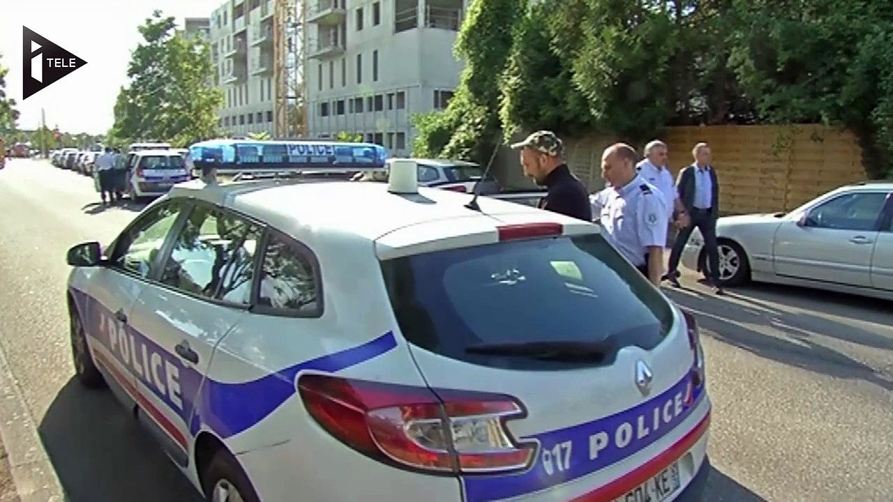 Un père monte en haut d'une grue pour son fils autiste