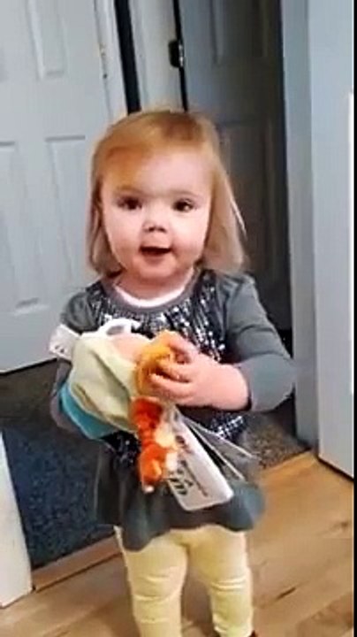 Cute little girl sings. طفلة لطيفة تغني