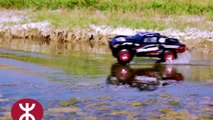 La voiture RC Slash 4X4 de Traxxas, roule sur l'eau
