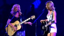 Taylor Swift et Lisa Kudrow chantent 