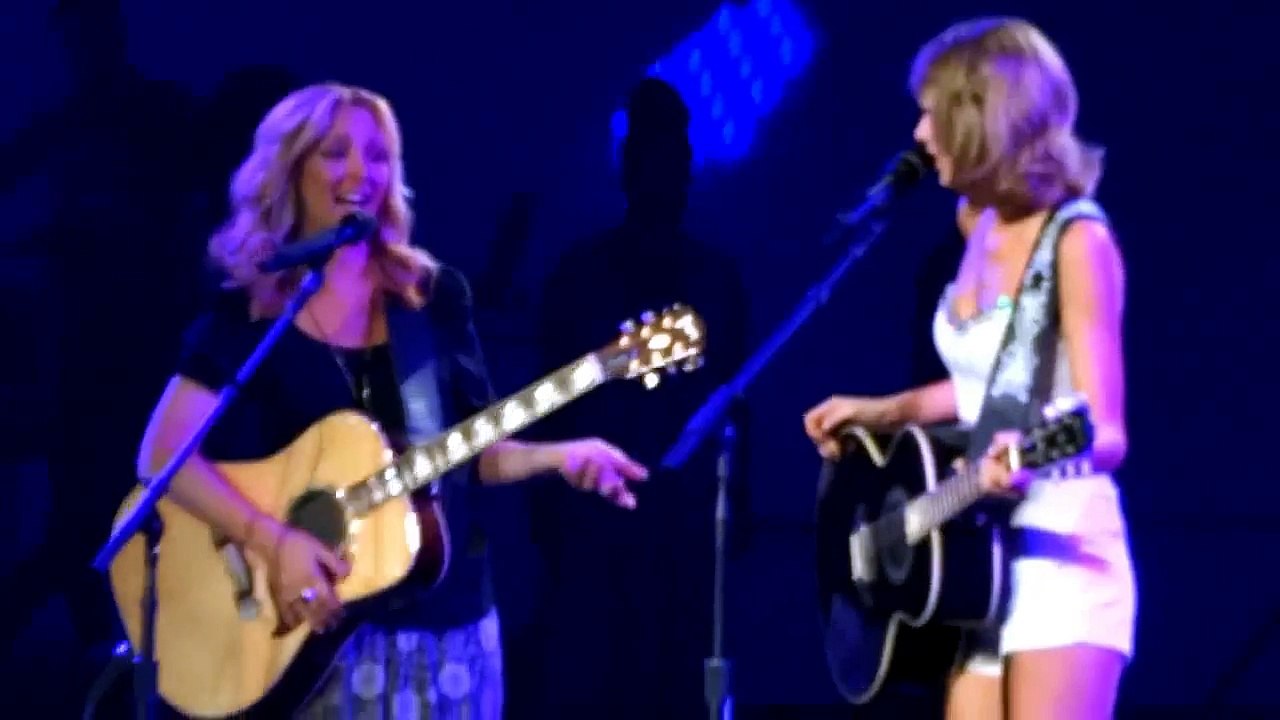 Taylor Swift et Lisa Kudrow chantent "tu pues le chat" en concert au Staples center (Chanson de friends)
