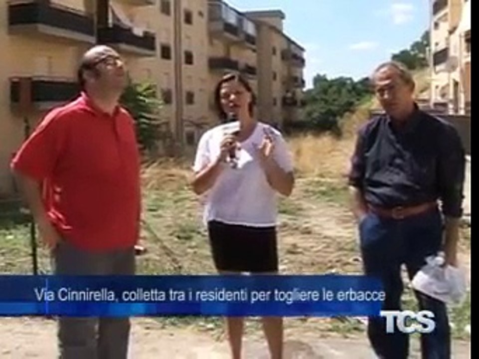 Via Cinnirella colletta tra i residenti per togliere le erbacce