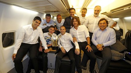Celebració blaugrana a l’avió de tornada