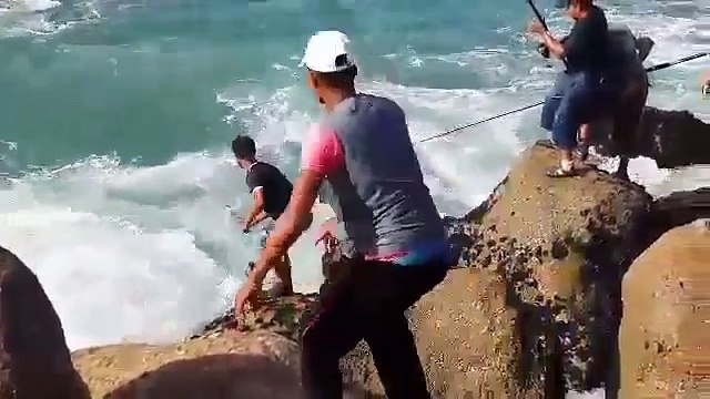 -صيد سمكة ضخمة بالقصبة في المغرب