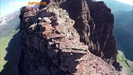 Deux grimpeurs sautent entre deux montagneux rocheuses
