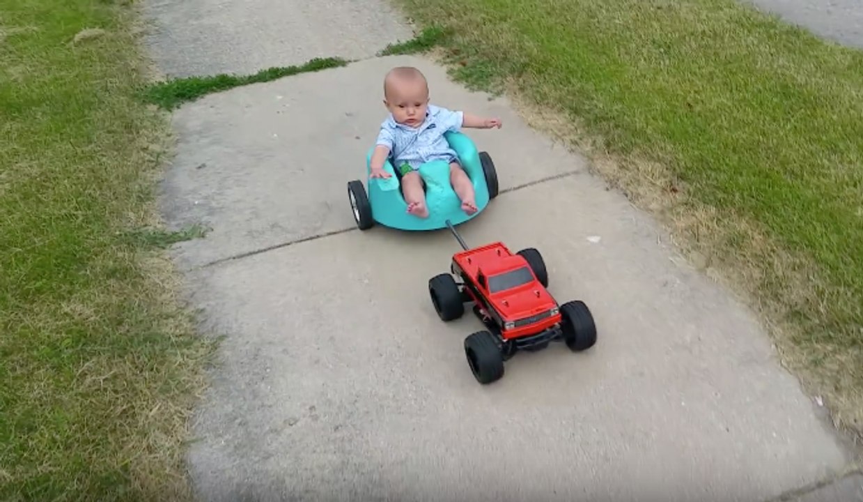 Une voiture radiocommandée qui promène un bébé à toute allure !