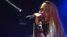 Rita Ora muestra ropa interior sexy durante show en LA