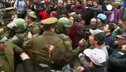 Télécharger la video: Chile: Truckers clash with indigenous Mapuche people over lorry fires