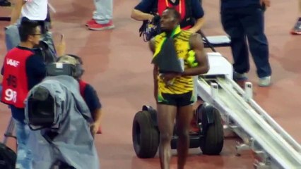 Usain Bolt renversé par un cameraman en segway après avoir remporté la finale du 200 m à Pékin