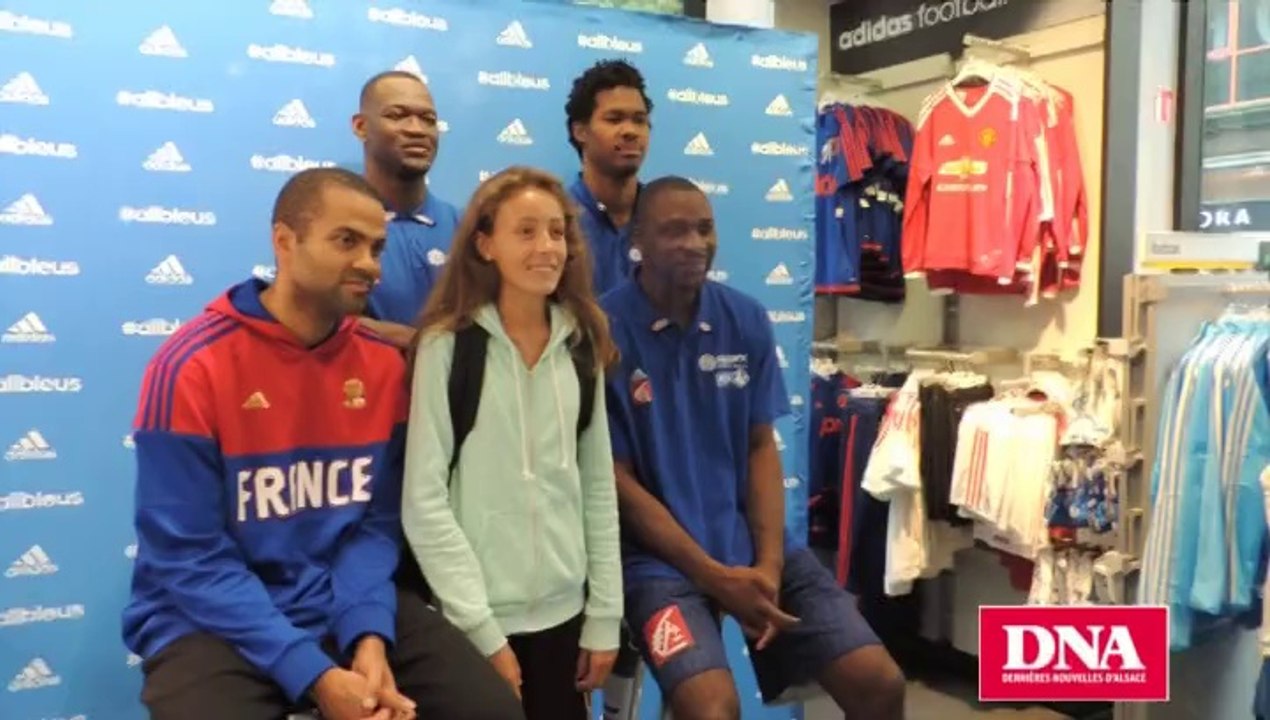 L'équipe de France de basket en dédicace à Stra...