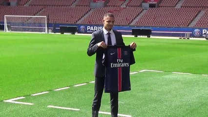 Layvin Kurzawa pose avec le maillot du PSG
