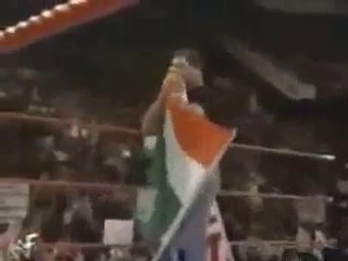 ایک شخص نے بھارتی جھنڈے کی  کمال کی بے عزتی کر ڈالی