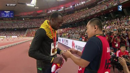 Le cameraman qui a fait tomber Bolt s'excuse avec un cadeau