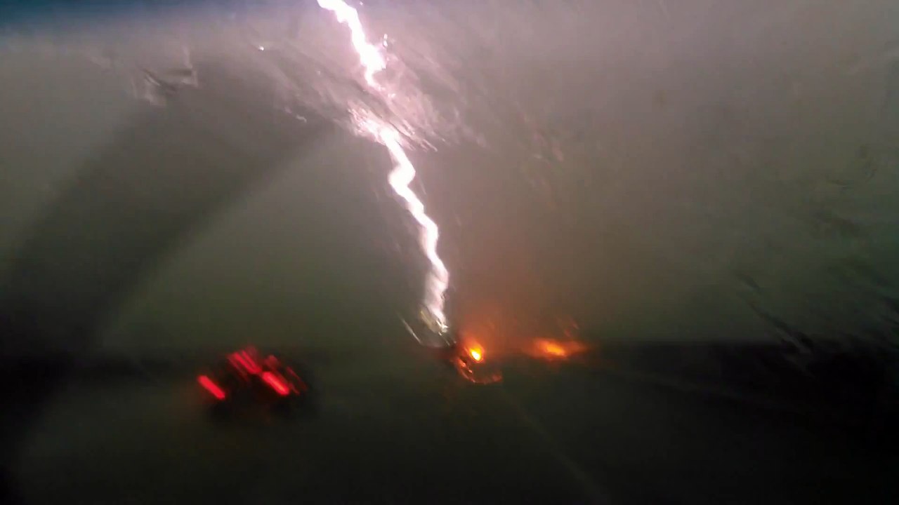 Semi truck gets hit by lightning on Highway Vidéo Dailymotion