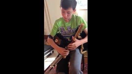 Ce jeune de 12 ans déchire tout à la cornemuse!