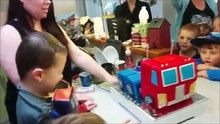 Son fils lui demande un gâteau Optimus Prime de Transformers