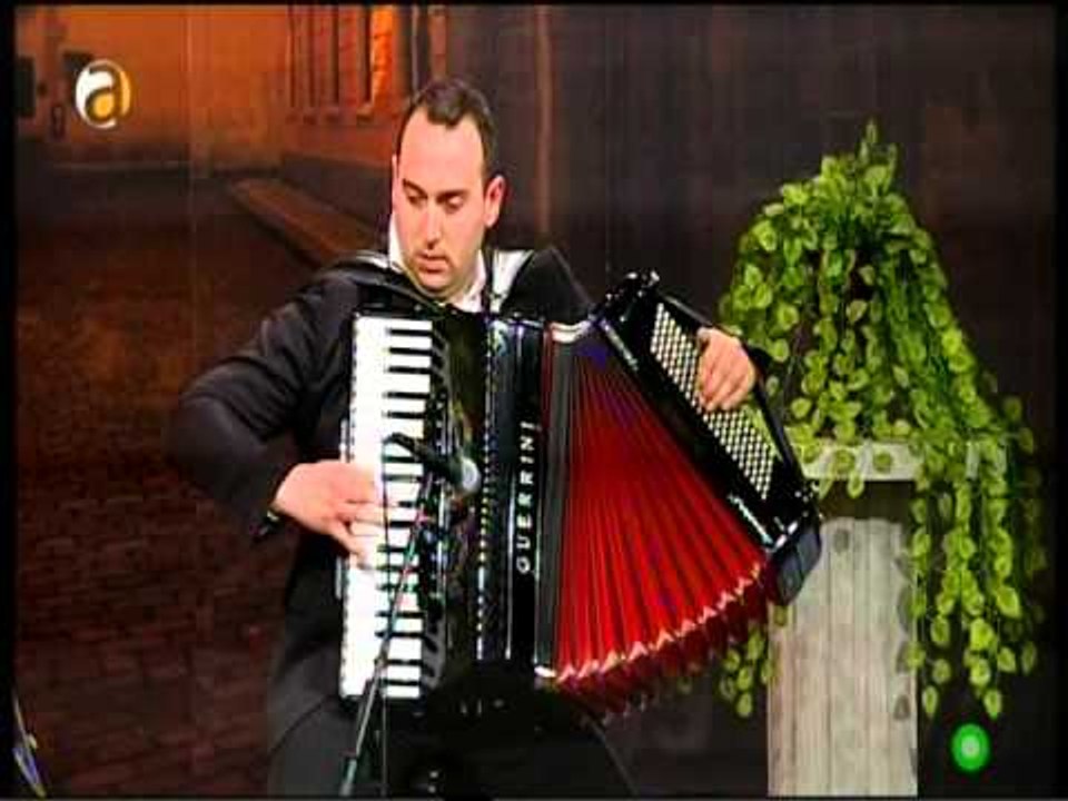 Motiv Bend - Dojdi Leno na pernice belo