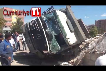 TIR ile kamyon çarpıştı, sürücülerin burnu bile kanamadı