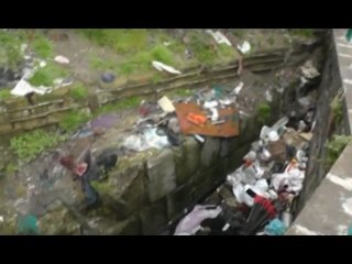 Napoli - Bonifica Torri Aragonesi, raccolti mille quintali di rifiuti (27.08.15)