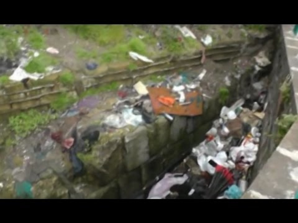 Napoli - Bonifica Torri Aragonesi, raccolti mille quintali di rifiuti (27.08.15)