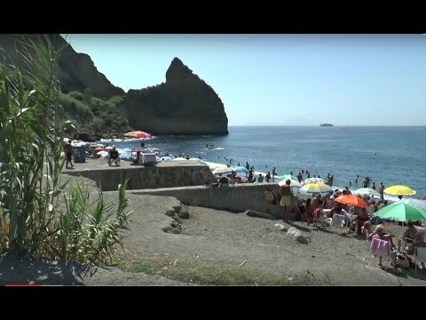 Napoli - Un lido abusivo sulla spiaggia di Bagnoli (27.08.15)
