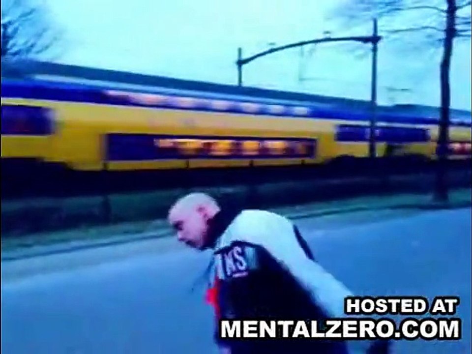 Typ verliert vollständig seinen verstand ▶ sein freund findet's lustig! _ verrückter typ (480p)