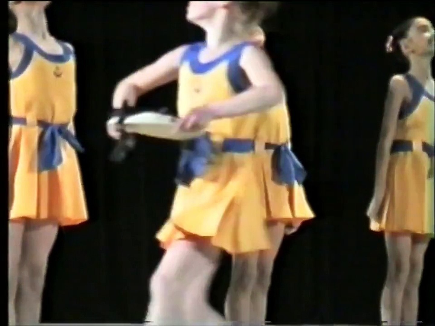 Танец под детские песни видео. Дети танцуют Матросский танец. Упс в детском танцевальном. Детский танец курочки. Дети пляшут Матросский танец.