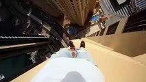 A Dubaï 15s à couper le souffle, le freerunner Oleg Sherstyachenko s'amuse à sauter au bord du vide au sommet d'un immeuble.