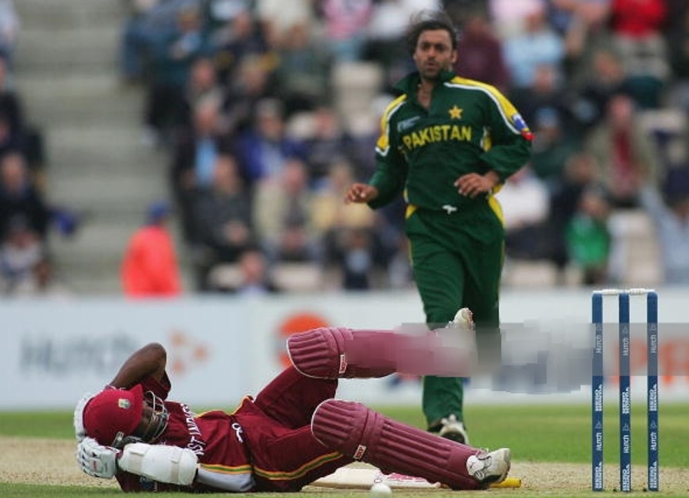 Shoaib Akhtar Killer Bouncer to Brian Lara | HD