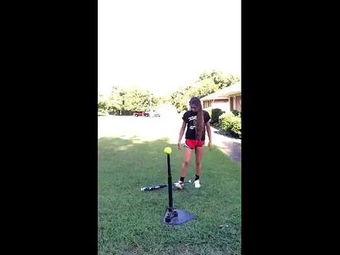 A Dubaï 15s à couper le souffle, le freerunner Oleg Sherstyachenko s'amuse à sauter au bord du vide au sommet d'un immeuble.