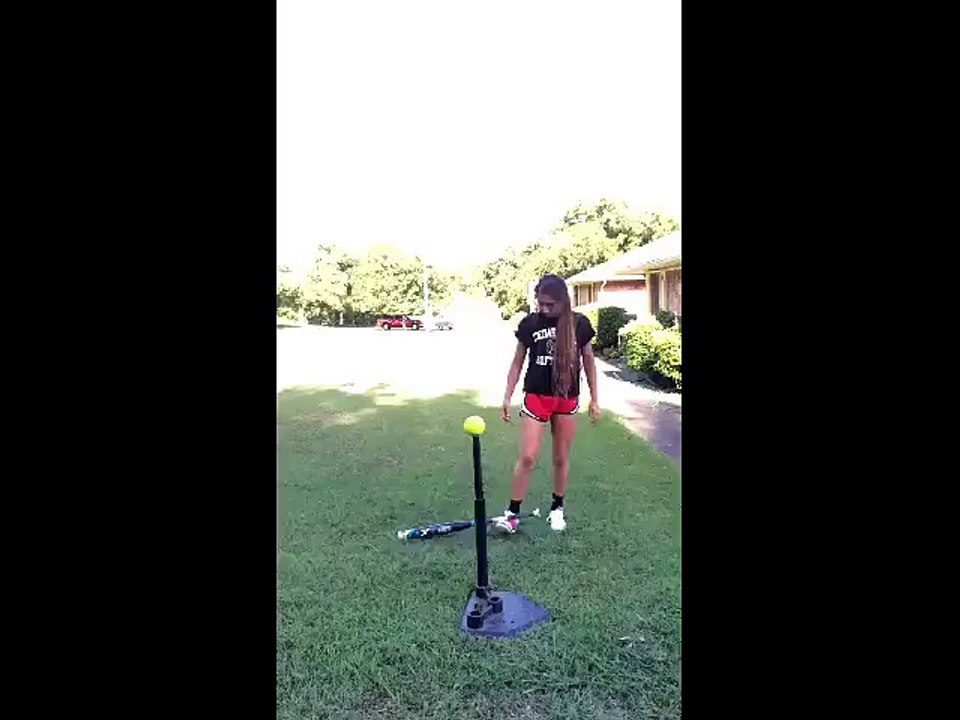 A Dubaï 15s à couper le souffle, le freerunner Oleg Sherstyachenko s'amuse à sauter au bord du vide au sommet d'un immeuble.