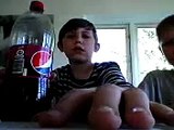 Mads og Alexander teste smager Pepsi Max med kirse