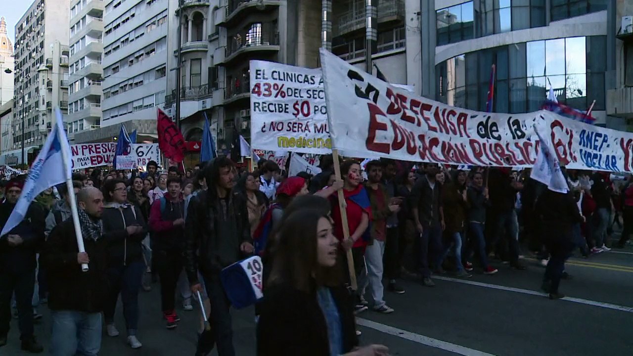Milhares protestam pelo orçamento da Educação no Uruguai