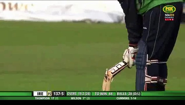 Pat Cummins over sees Stuart Thompson snap bat
