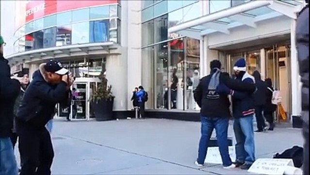 شاب مسلم كتب على لافتة أنا مسلم يصفونني بالارهابي.. أنا أثق بك. هل تثق بي؟ عانقني شاهد رد فعل المارة