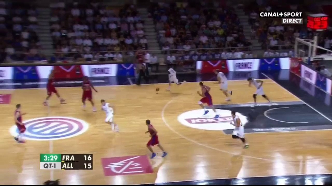 Nicolas Batum scotche Dennis Schröder sur la planche