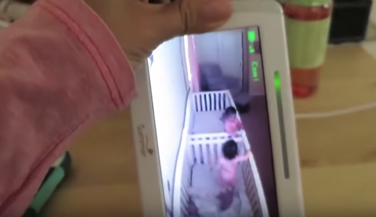 Les bébés menteurs : ils font croire à leur mère qu’ils dorment quand ils entendent sa voix !